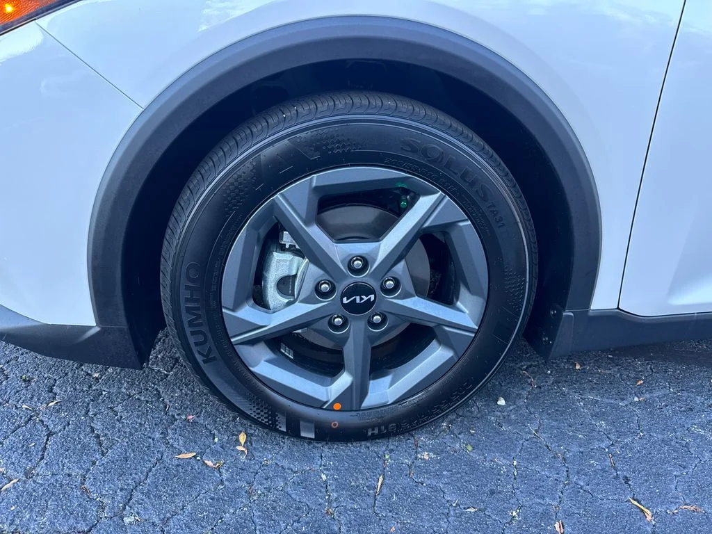 New 2025 White Kia LXS image 9