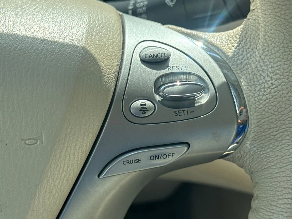 Used 2015 Pearl White Nissan SL image 28