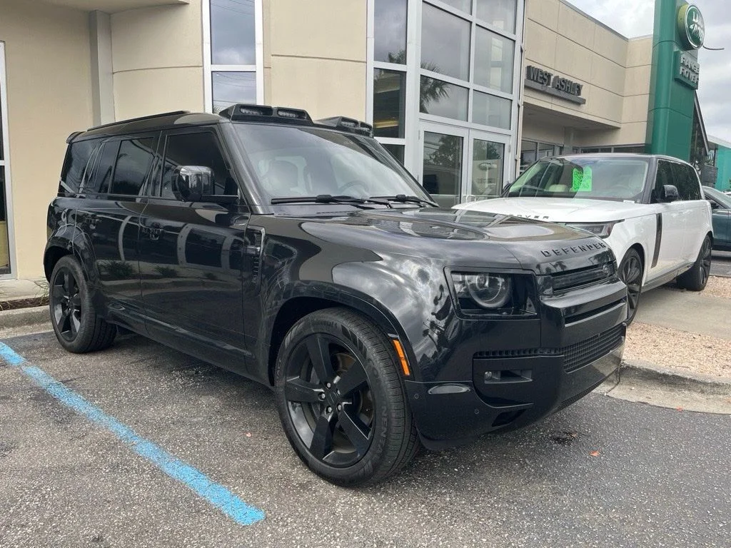 Certified Used 2026 Santorini Black Metallic Land Rover X-Dynamic SE image 4