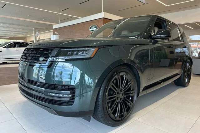New 2026 Belgravia Green Land Rover SE image 1