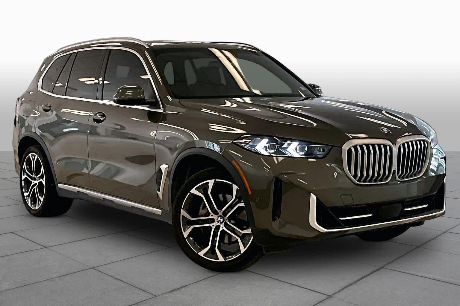 Used 2025 Manhattan Green Metallic BMW sDrive40i image 2