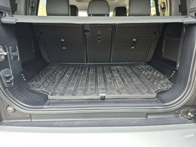 Used 2024  Land Rover SE image 32