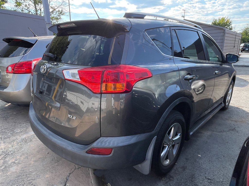 Used 2015 Magnetic Gray Metallic Toyota XLE image 5