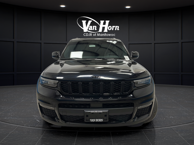 Used 2024 Diamond Black Crystal Pearlcoat Jeep Limited image 2
