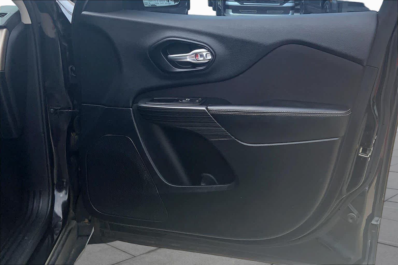 Used 2015 Brilliant Black Crystal Pearlcoat Jeep Latitude image 23
