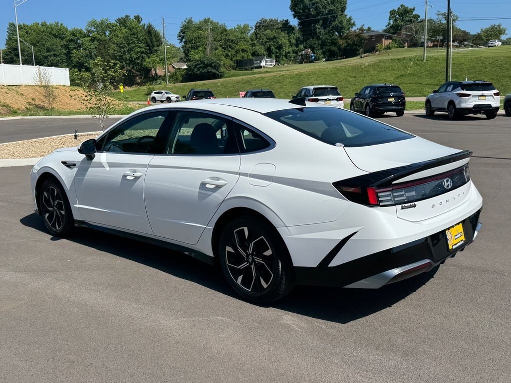 Used 2024 White Hyundai SEL image 5