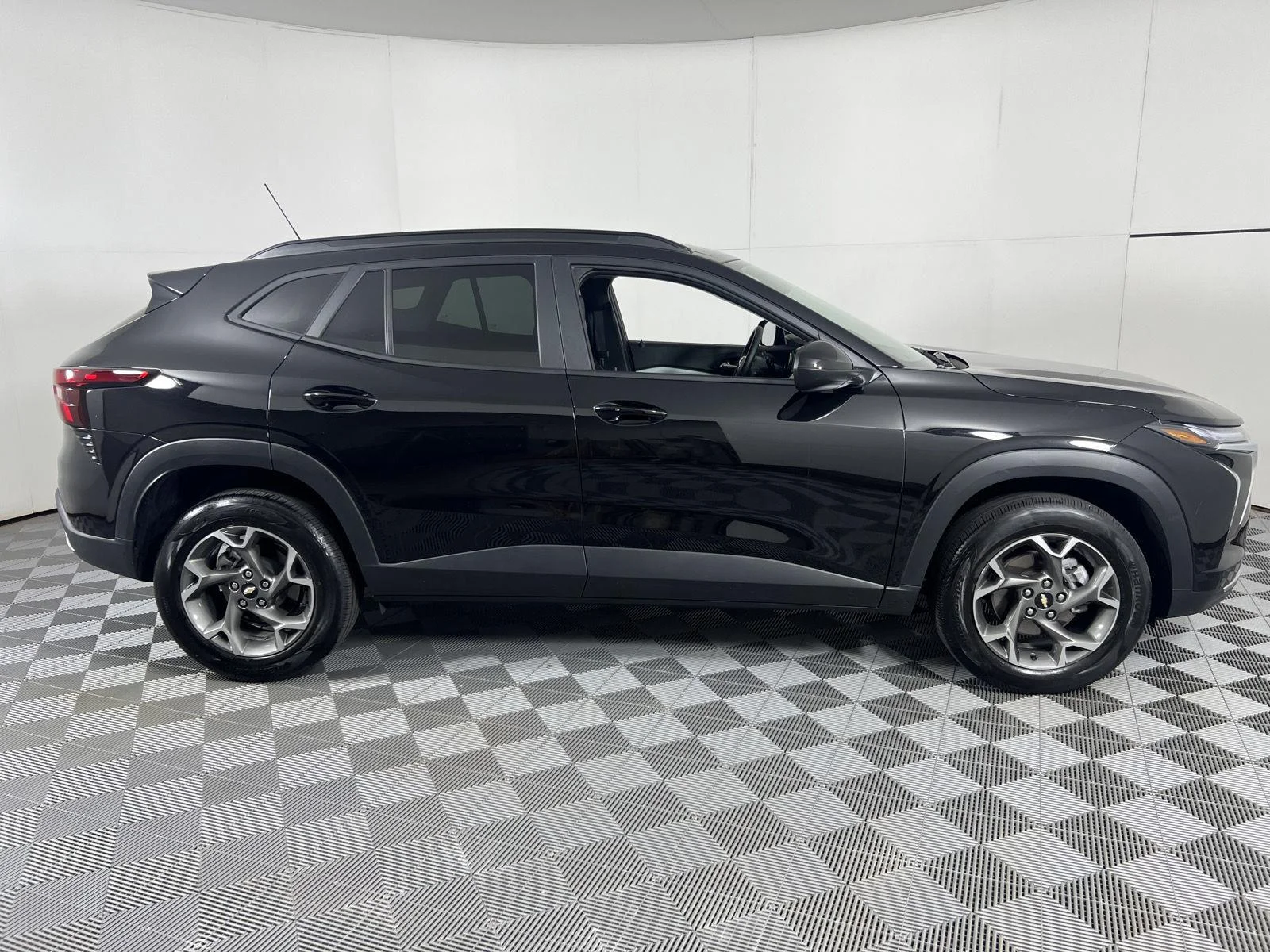 Used 2025 Mosaic Black Metallic Chevrolet LT image 11