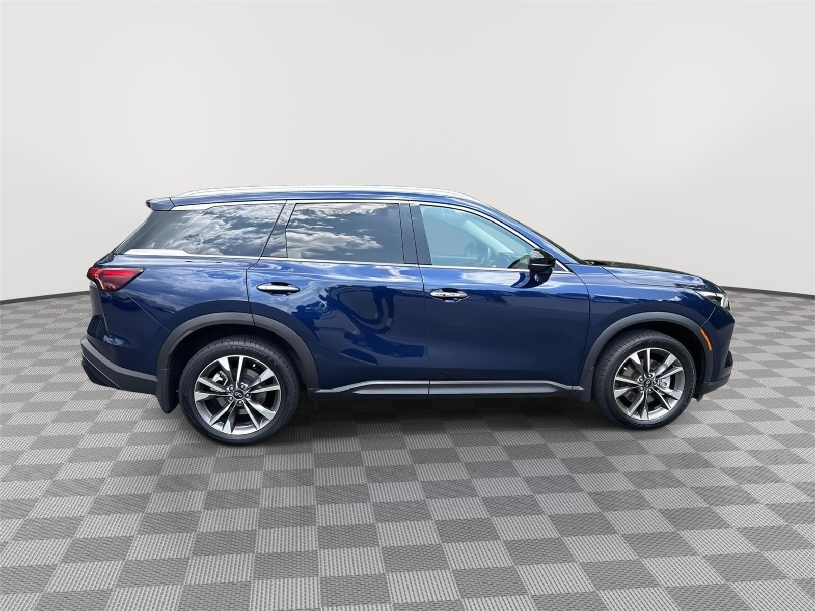 Used 2023 Grand Blue INFINITI LUXE image 5