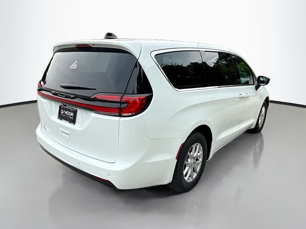 New 2027 Bright White Clear-Coat Exterior Paint Chrysler Select image 4