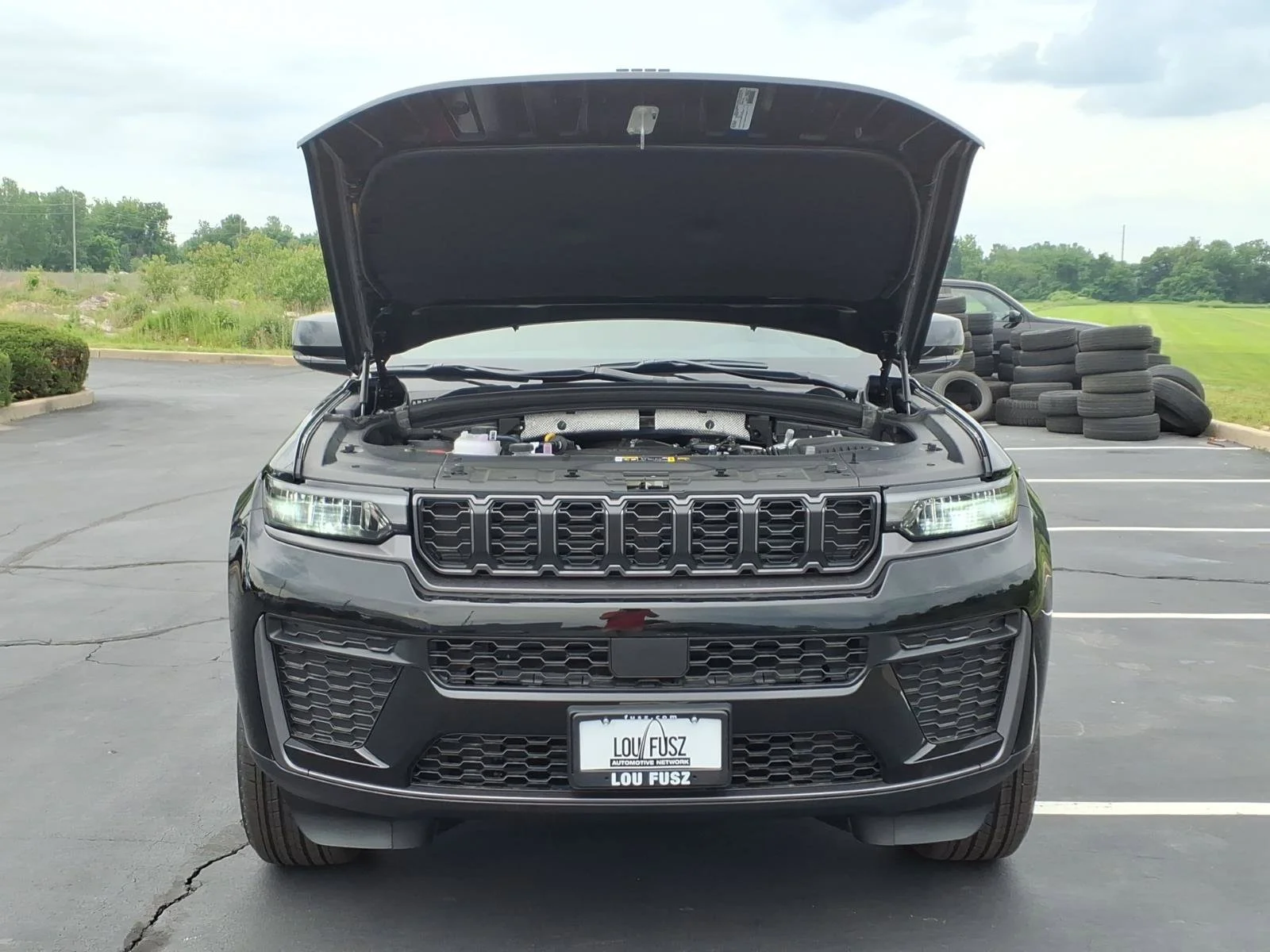 New 2026 Diamond Black Crystal Pearlcoat Jeep Laredo Altitude image 23