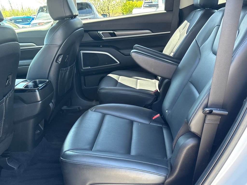 Used 2022 White Kia S image 16