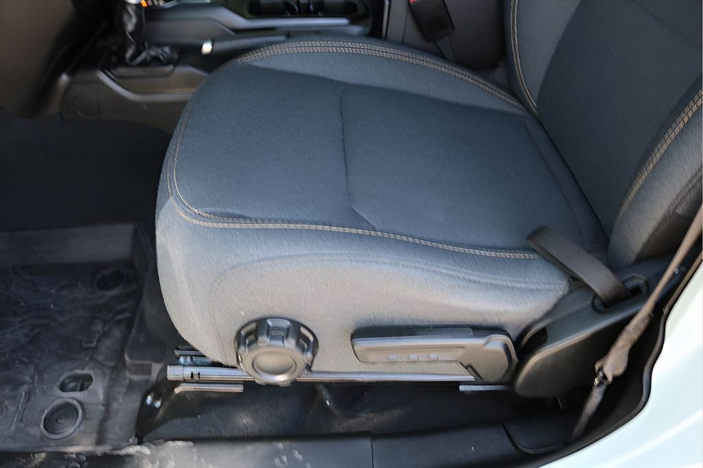 Used 2024  Jeep Sport S image 13