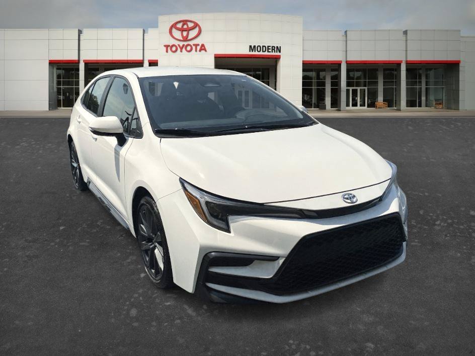 Used 2025 Ice Toyota SE image 3