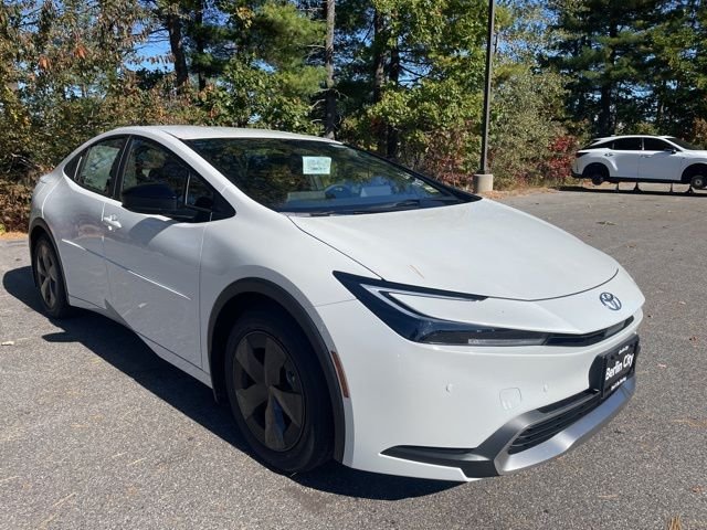 New 2026 Wind Chill Pearl <sup>1</sup> Toyota  SE image 3