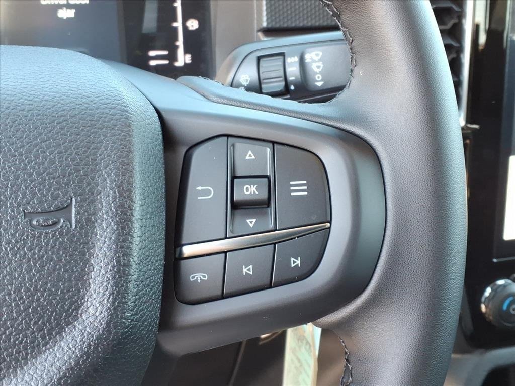 New 2025 Oxford White Ford XLT image 15