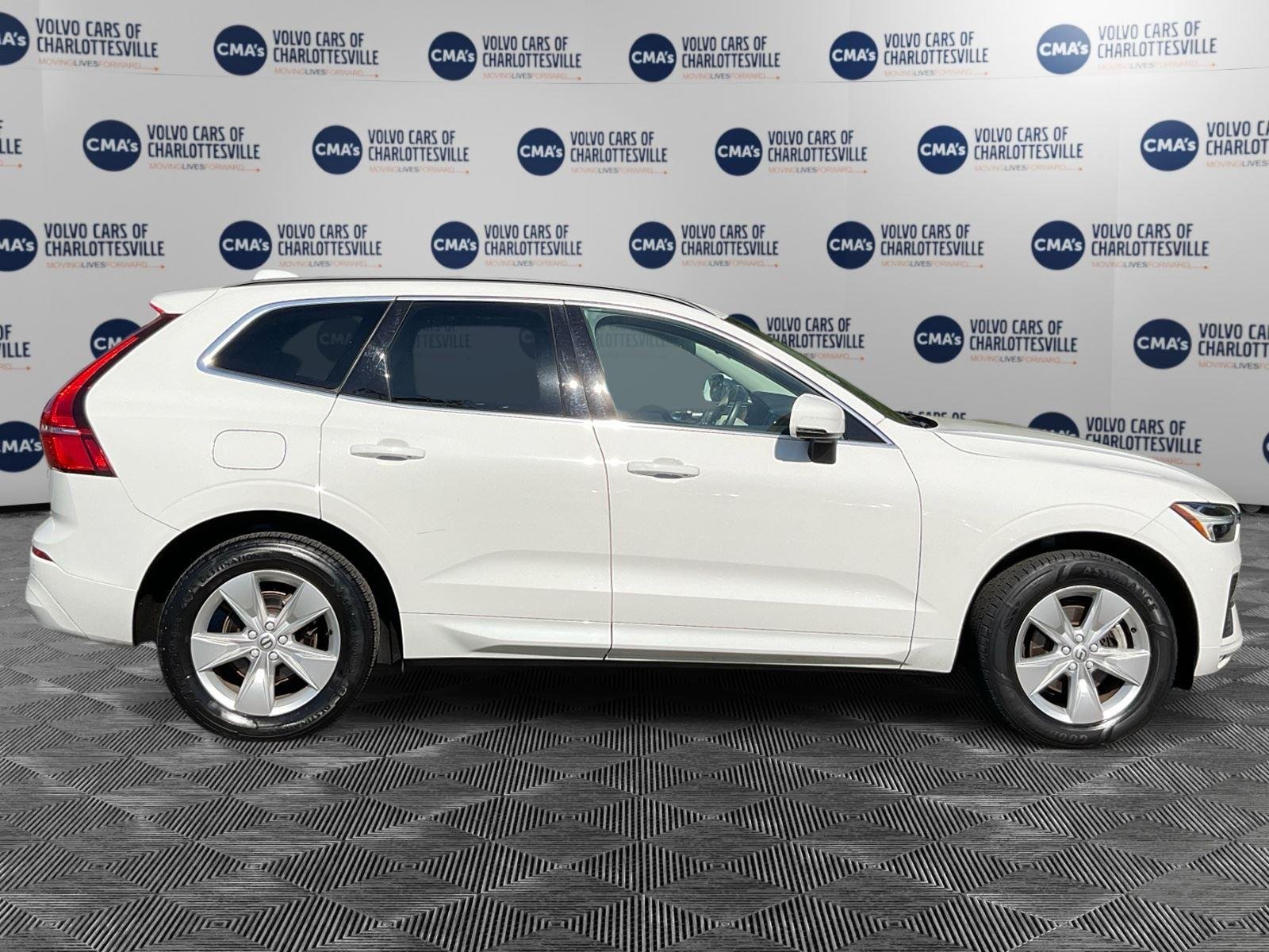 Used 2022 Crystal White Metallic Volvo Momentum image 6