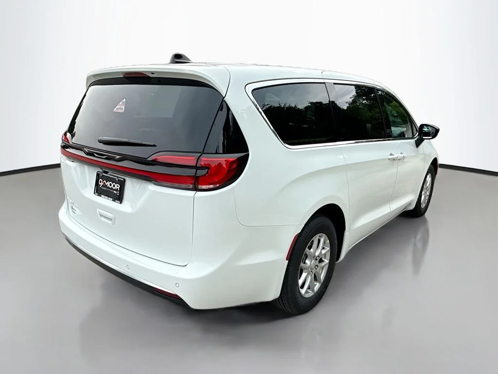 New 2027 Bright White Clearcoat Chrysler Select image 4