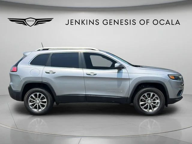 Used 2021 Silver Jeep Latitude Lux image 2