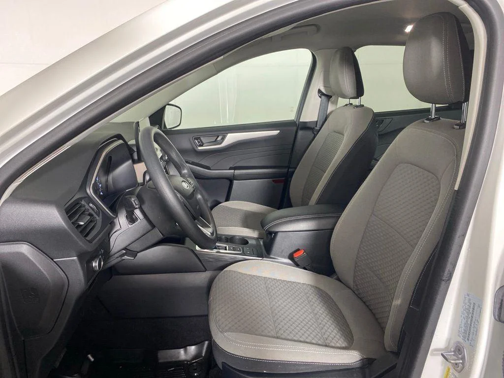 Used 2022 White Metallic Ford SE image 9