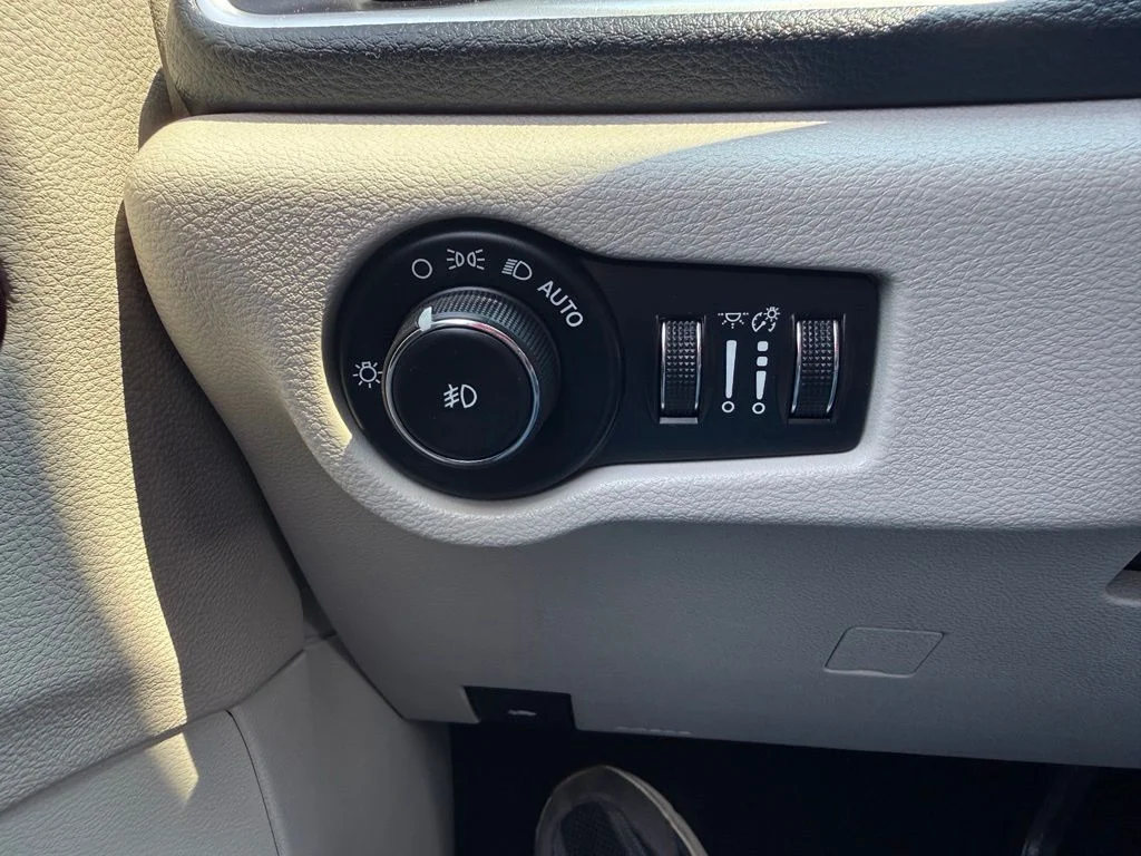 Used 2017 Silver Chrysler Limited image 48