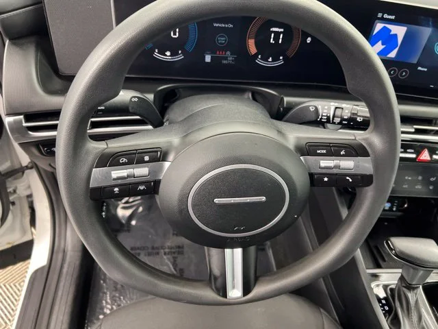 Used 2025 White Hyundai SEL image 17
