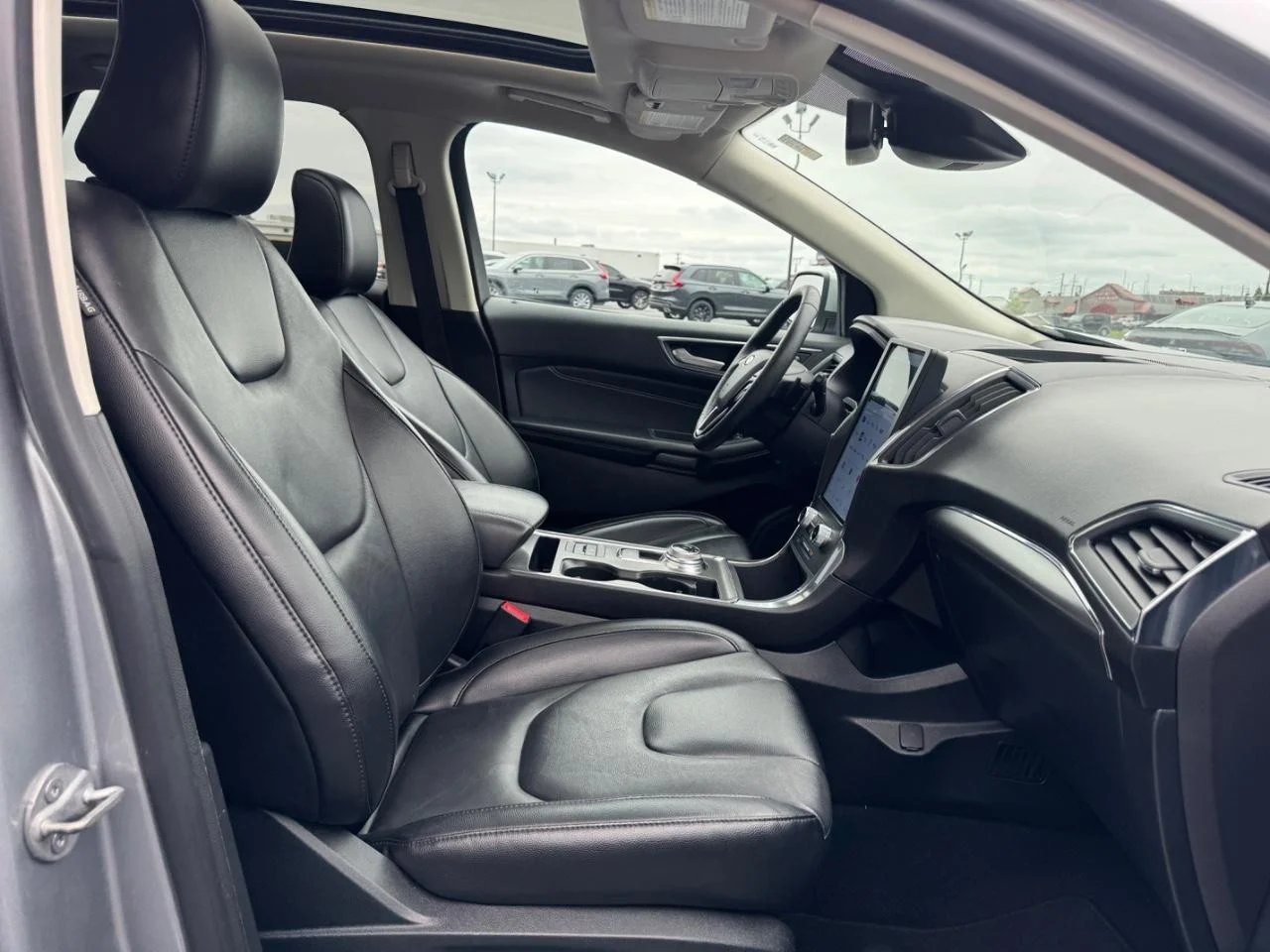 Used 2022 Iconic Silver Ford Titanium image 17