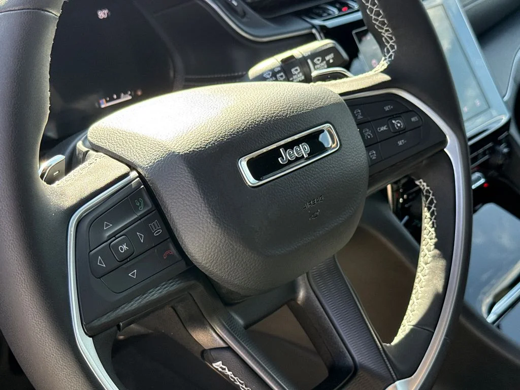 New 2026 Bright White Clear-Coat Exterior Paint Jeep Laredo X image 29