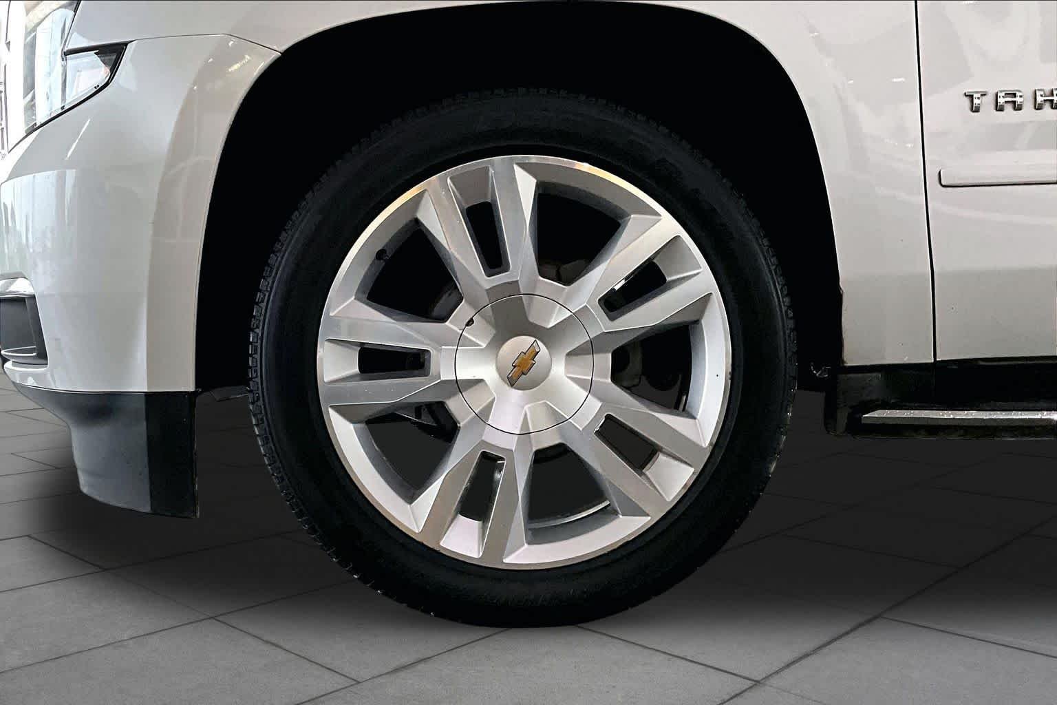 Used 2017 Iridescent Pearl Tricoat Chevrolet Premier image 11