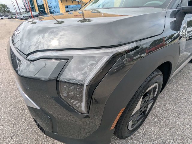New 2027 Interstellar Gray Kia Wind image 10