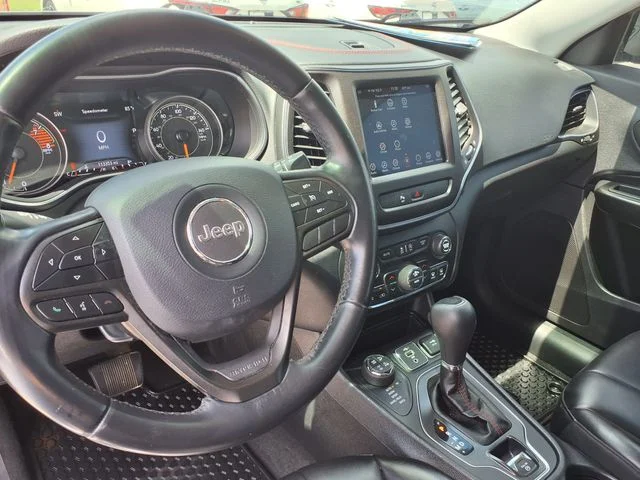 Used 2020 Silver Jeep Trailhawk image 4