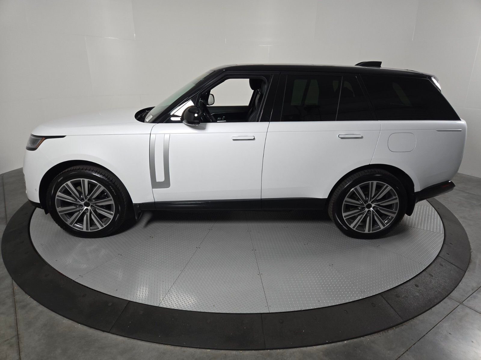 New 2026 Ostuni Pearl White Land Rover Autobiography image 35