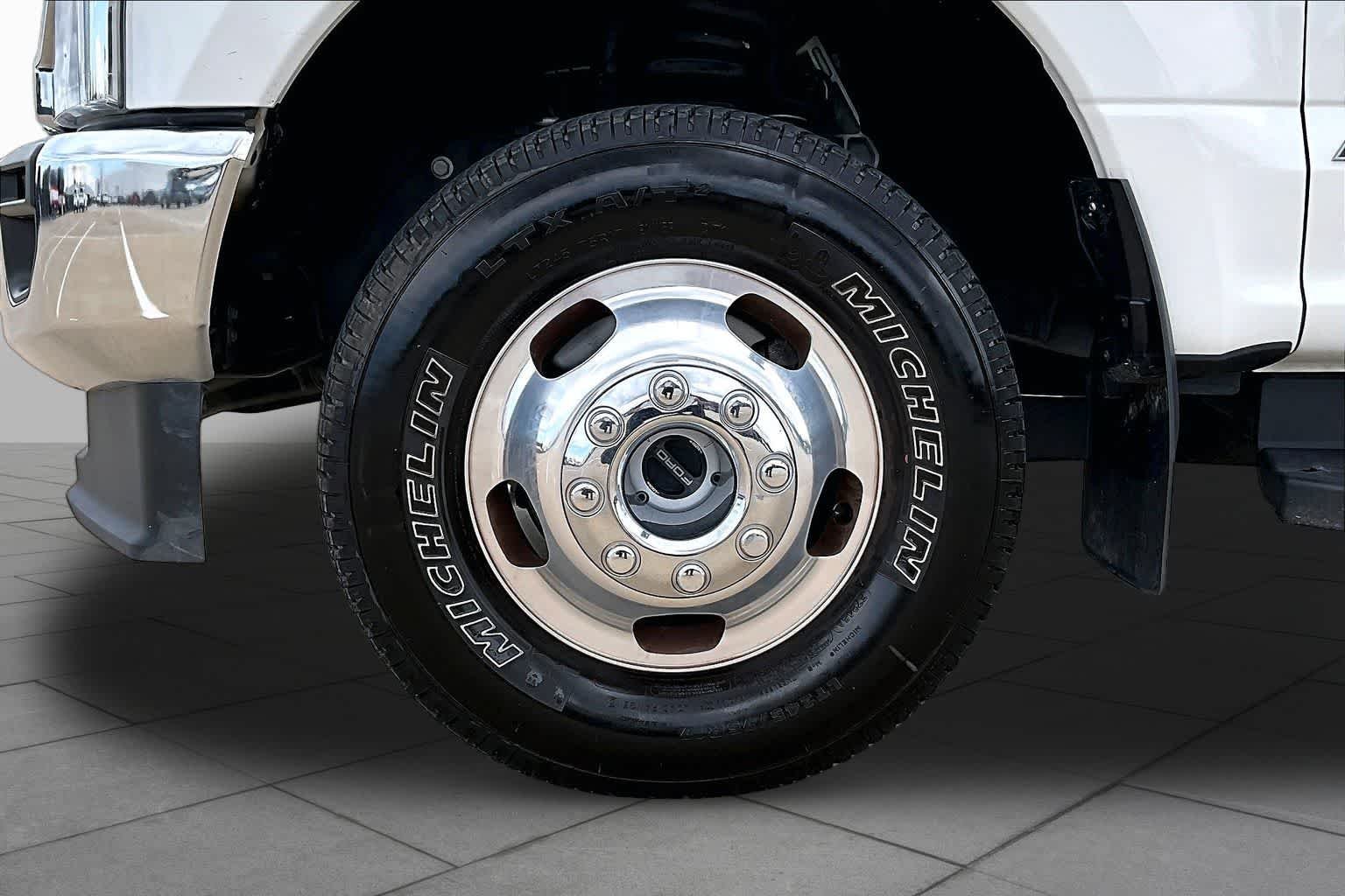 Used 2022 Star White Metallic Tri-Coat Ford LARIAT image 11