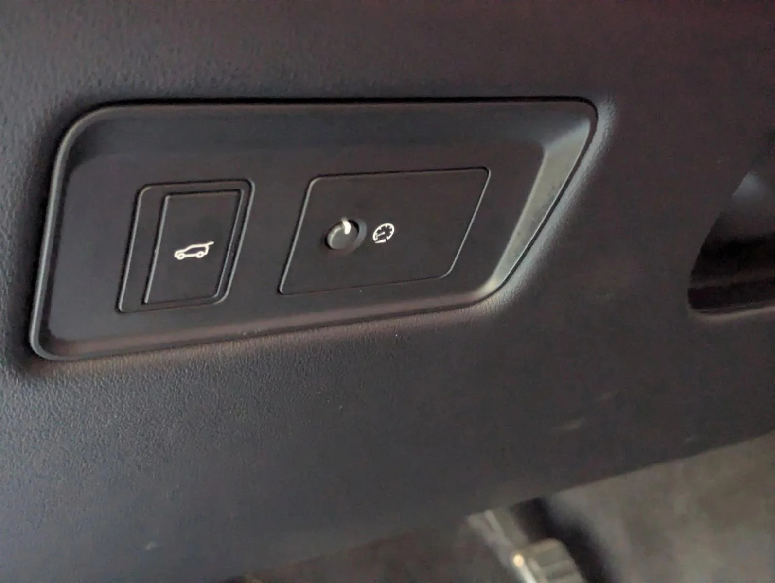 Used 2022 Silver/Gray Land Rover SVR image 11