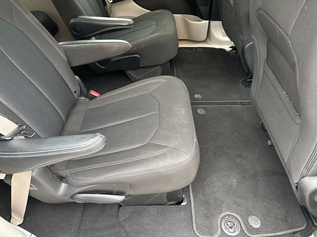 Used 2022 White Chrysler LX image 43