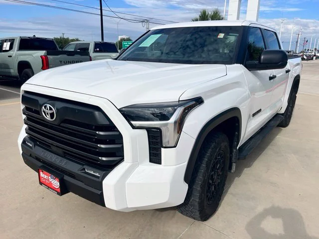 Used 2025 White Toyota SR5 image 3