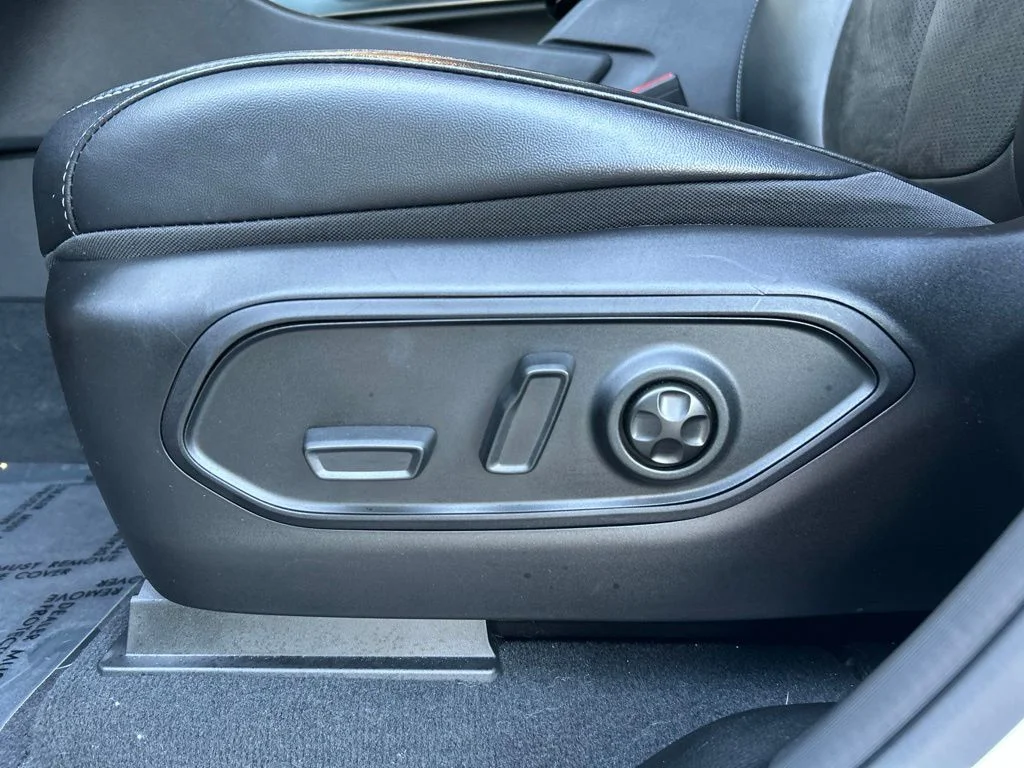 Used 2025 White Jeep Altitude X image 14