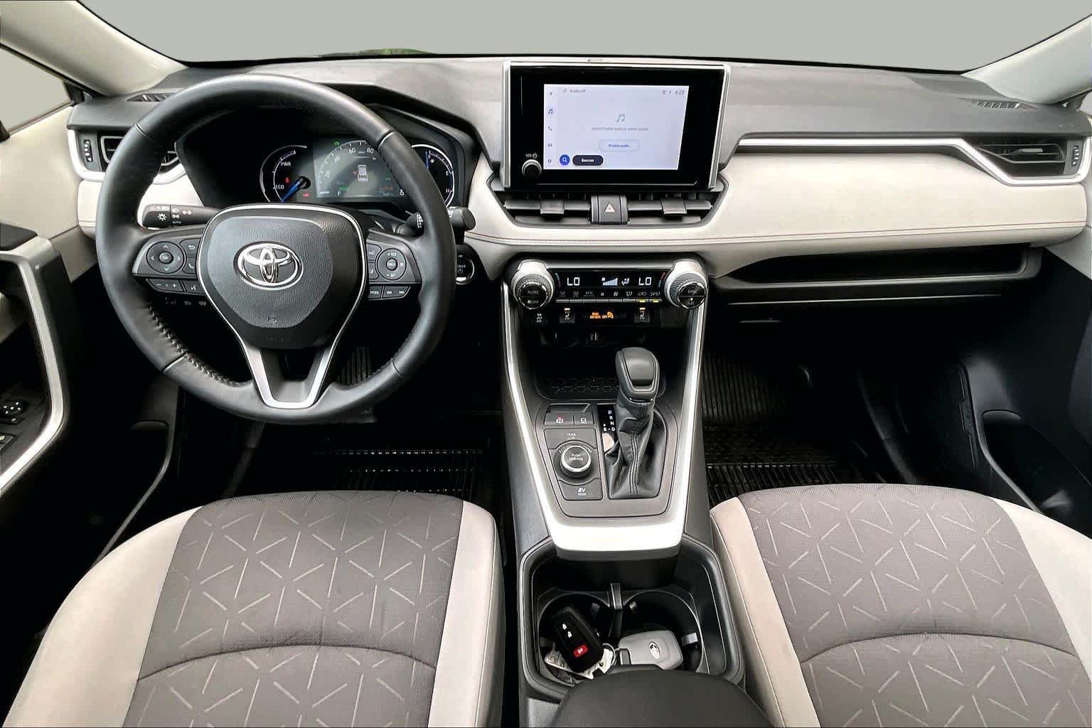 2025 Toyota RAV4 XLE - Photo 15