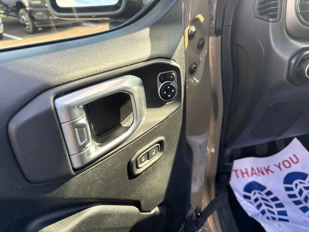 Certified Used 2020  Jeep Sport image 19