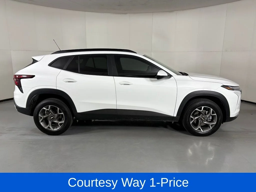 Used 2025 White Chevrolet LT image 12
