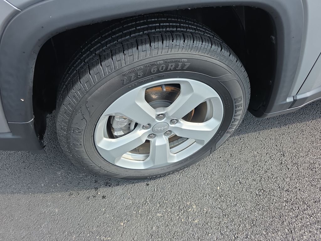 Used 2022 Silver Jeep Latitude image 11