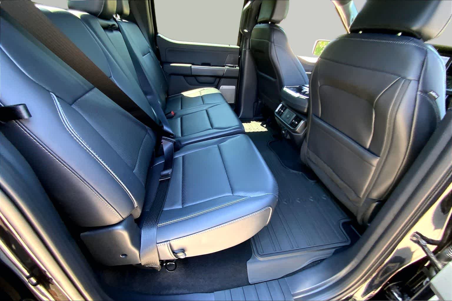 Used 2025 Agate Black Metallic Ford LARIAT image 38