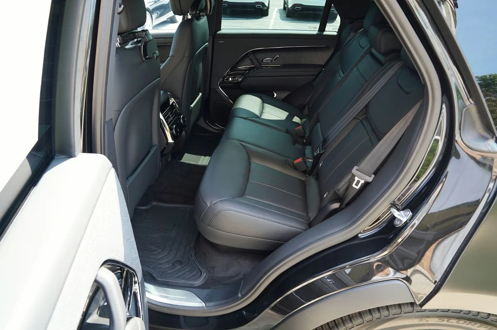 New 2026 Santorini Black Land Rover Dynamic SE image 34