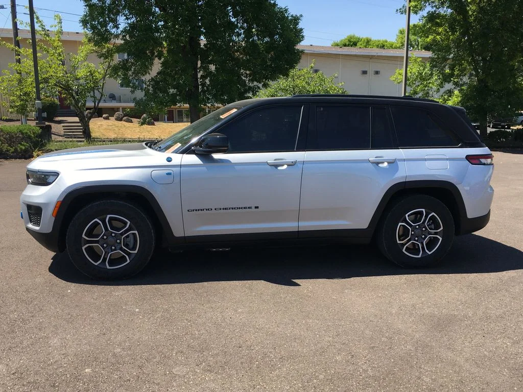 Used 2024 Silver Jeep Trailhawk 4xe image 3
