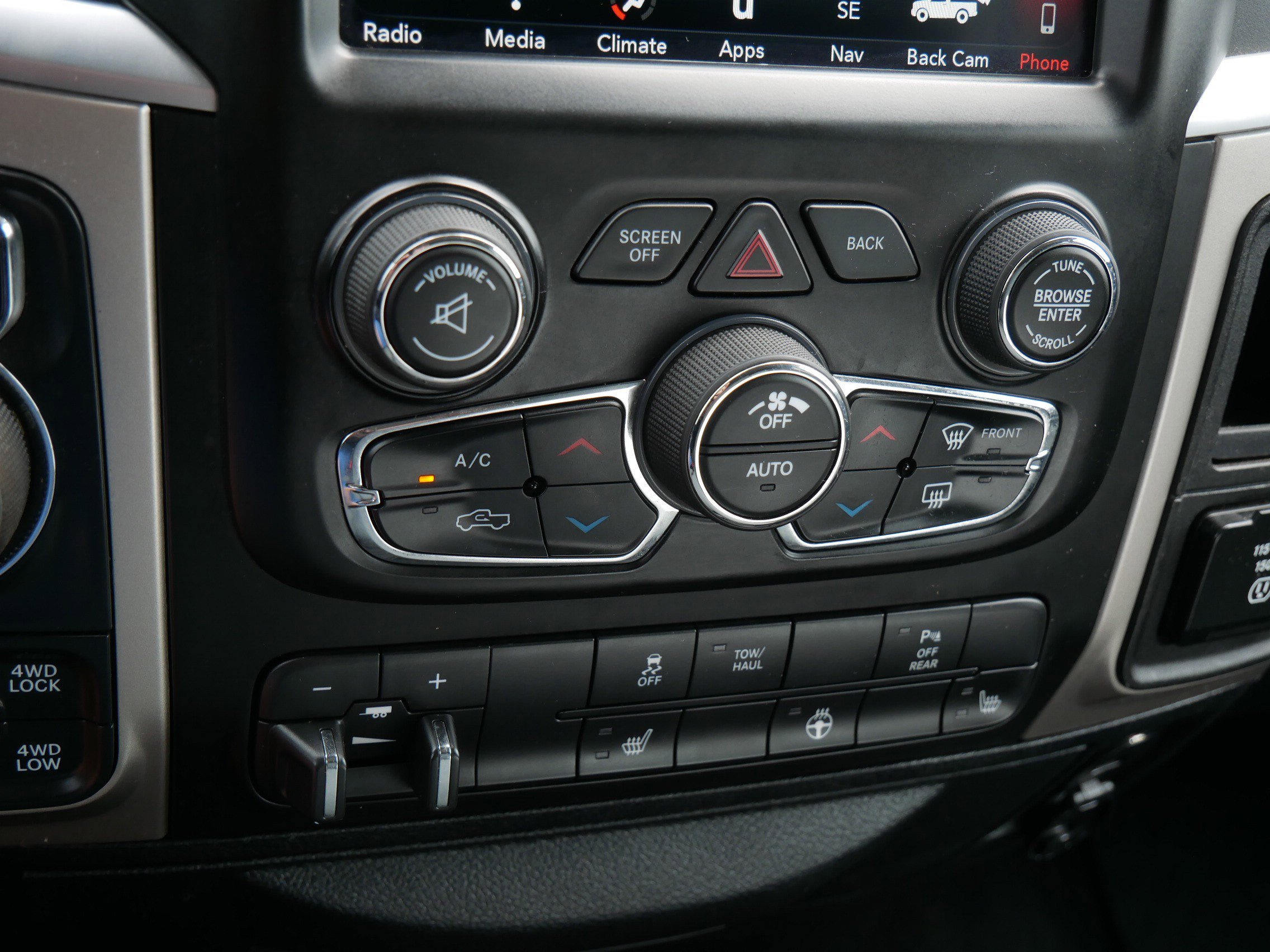 Used 2018 Bright White Clearcoat Ram SLT image 22