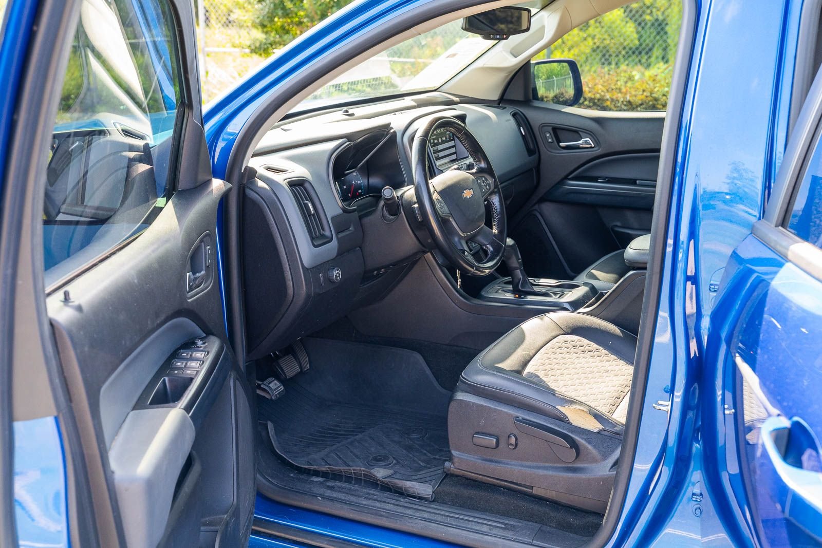 Used 2018 Blue Chevrolet Z71 image 17