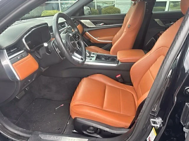 Used 2024 Black Jaguar R-Dynamic SE image 13