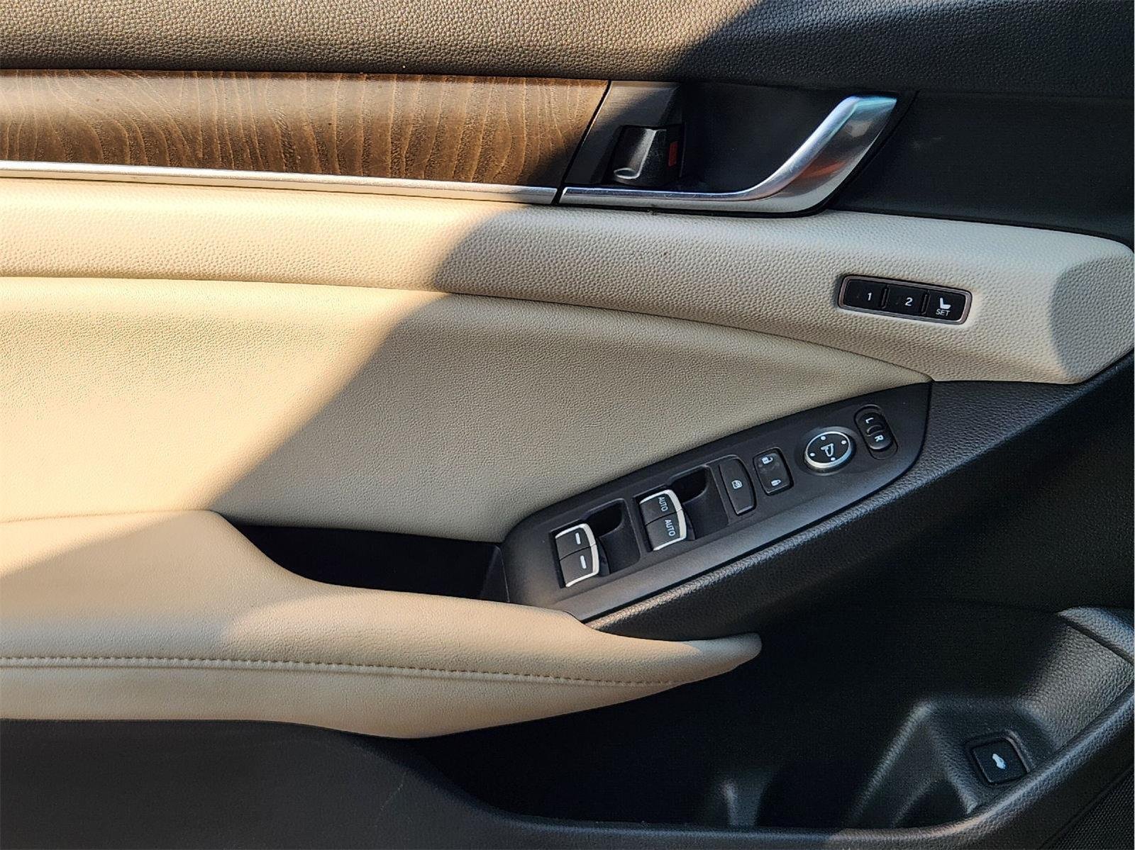 Used 2019 Champagne Frost Pearl Honda Touring image 23