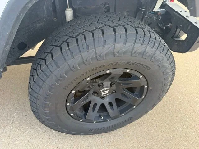 Used 2018 White Jeep Sahara image 25