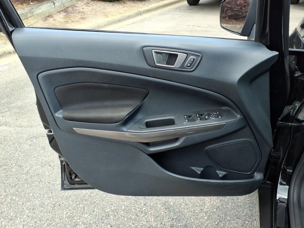 Used 2020 Shadow Black Ford SE image 7