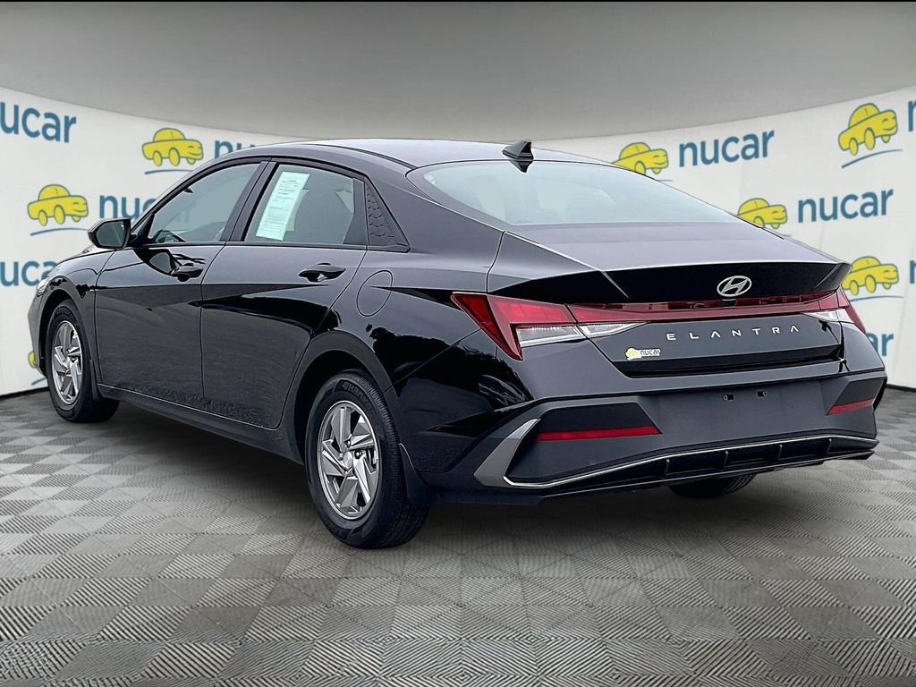 Used 2025 Abyss Black Hyundai SE image 4